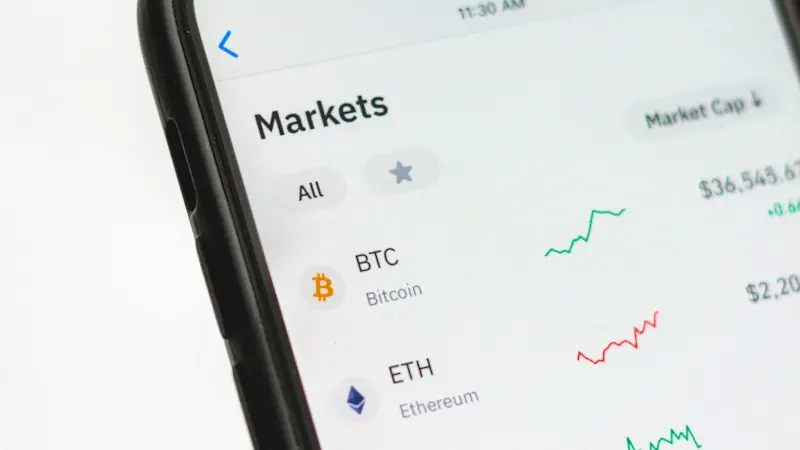 MetaMask vs Lumina Wallet : Le Comparatif Anti-Arnaque 2026